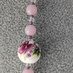 Naszyjnik ze szklanych i ceramicznych koralików w odcieniach filetu i lila - Zbliżenie