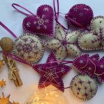 Dekoracja świąteczna z filcu z ozdobnym haftem - wzór 004 - Zestaw ozdób świątecznych - szary melanż/purpura