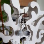 Kolczyki handmade szaro-białe kryształki duże - Strona biała