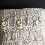 Dekoracyjna poduszka robiona na drutach z owczej wełny - 