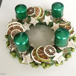 Gwiazdy i limonki w blasku świec