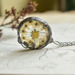 Stokrotkowa mandala - naszyjnik z kwiatem w szkle