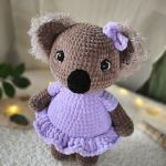Koala dziewczynka, Miś pluszowy na prezent, Przytulanka dla dziecka - Kolorystyka ciała - szaro- brązowy, sukienka i kokardka - w kolorze jasnym liliowym.