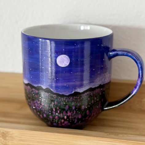 Duży ręcznie malowany kubek porcelanowy z krajobrazem górskim i kwiatami