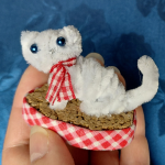 Biały kotek na korkowym podeście - 