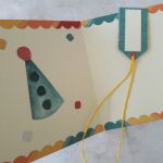 Kartka urodzinowa z kolorowym tortem - Wnętrze kartki i przód etykietki