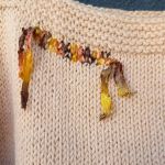 Sweter ze wstążeczkami - Detal