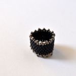 Pierścionek koralikowy szaro-srebrny - pierścionek obrączka