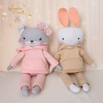 Króliczek Eddie w beżowym dresiku przytulanka - 