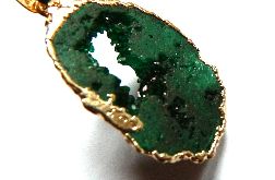 Zielony surowy matowy kryształ w złotej oprawie, wisiorek