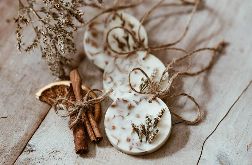 Zestaw sojowych tabliczek na choinkę w kształcie bombki