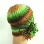 czapka z ozdobą w zieleniach i brązach - bok i tył