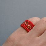 Pierścionek koralikowy czerwony z kwiatuszkami - pierścionek na prezent