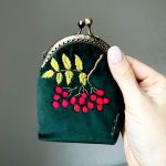 Portmonetka damska welurowa Jarzębina, haftowana ręcznie - 