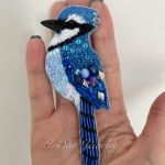 Autorska broszka Sójka błękitna, broszka ptak  - Na ręce