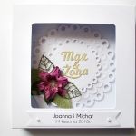 Kartka MĄŻ I ŻONA z różowym kwiatem - Biało-różowa kartka na ślub w pudełku