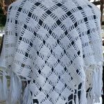 Biała chusta z frędzlami. - chusta ażurowa