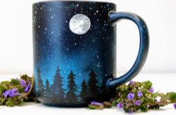 Ręcznie malowany kubek z nocnym lasem