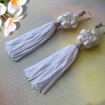 W bieli,kolczyki z frędzlami. - 