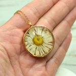 Naszyjnik z żywicy z prawdziwą stokrotką - unikatowy naszyjnik stokrotka w żywicy