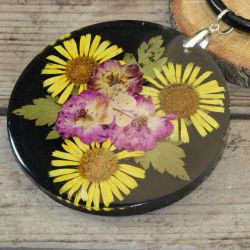 wisior z żywicy i żółtych kwiatów drugi