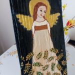 Anioł w liściach paproci - malowany na desce - widok z boku