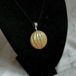 Naturalny ochronny unakit oliwkowy , oryginalny wisior na rzemyku - 