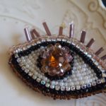 Ochronna broszka ze złotym złym okiem amulet - Pochodzi z kultury tureckiej, ale podobne symbole spotykano w wielu miejscach, również u Słowian.