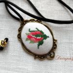 Medalion z haftem - Medalion z haftowaną różą