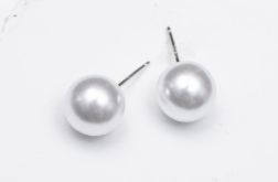 Klasyczne kolczyki z imitacji pereł.