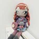 Lalka z króliczkiem szydełkowa haftowane oczy - lalka kolekcjonerska