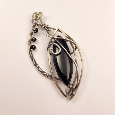Srebrny wisiorek z czarnym kamieniem – elegancka biżuteria handmade, unikatowy design