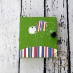 zielone pudełko na klucze pasiasty kot - wisząca malowana szafka na klucze