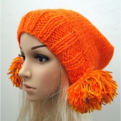 pomarańczowa czapka z pomponami