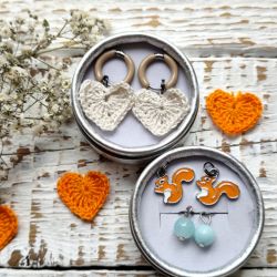 Kolczyki z wymiennymi zawieszkami – białe serduszka