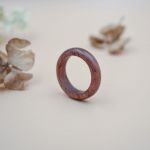 Elegancka mahoniowa obrączka - Drewniana biżuteria
