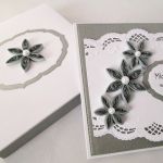 Kartka MŁODEJ PARZE biało-srebrzysta - Biało-srebrzysta kartka ślubna w pudełku