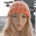 Czapka z pomponem w kolorze łososiowym - łososiowa