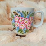 Ręcznie malowany pszczoły i kwiaty kubek 270 ml. - ręcznie malowany