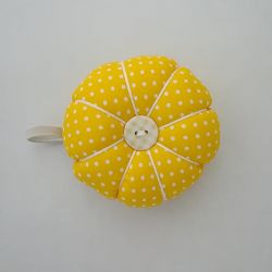 Poduszka na igły igielnik żółty  w kropki