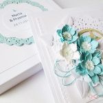 Kartka ŚLUBNA z niebieskimi kwiatami - Biało-niebieska kartka ślubna w pudełku