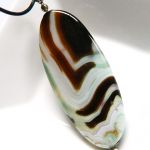 Agat turitella, wielobarwny, piękny kamień, wisiorek na rzemyku - 