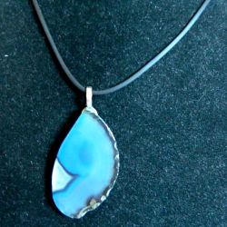 Wisiorek z niebieskim, nieregularnym surowym agatem