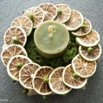 Zielona świeca wśród limonek i koralików - 