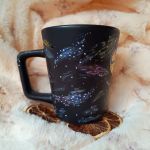Nocny kubek z gwiezdnymi kotami 300 ml. - ręcznie malowane