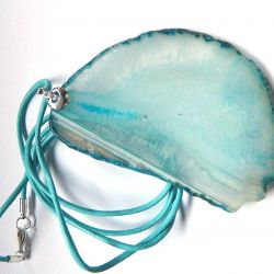 Błękitny, transparentny agat z kryształem
