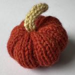 Dynia ozdobna, S, ciemnopomarańczowa z żółtym ogonkiem - 1 szt. - Dynia ozdobna handmade, rozmiar S, kolor ciemnopomarańczowy, żółty ogonek - 1 szt.