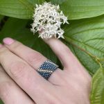Pierścionek Iris Gunmetal z koralików Miyuki Delica - Widok w użyciu