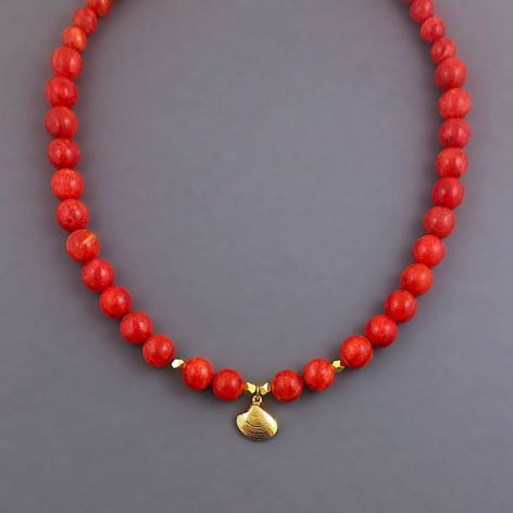 Naszyjnik z muszelką.