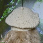 Beret z warkoczem w kolorze kremowym - na zimę